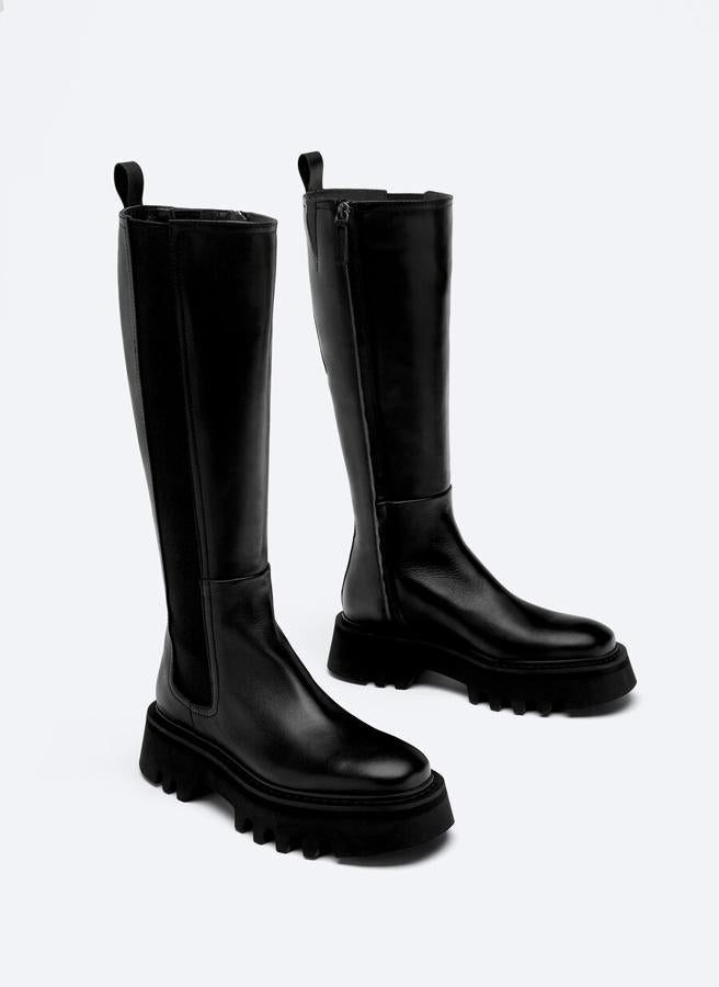 Botas negras de suela track de Uterqüe. Rebajadas de 159 a 119 euros.