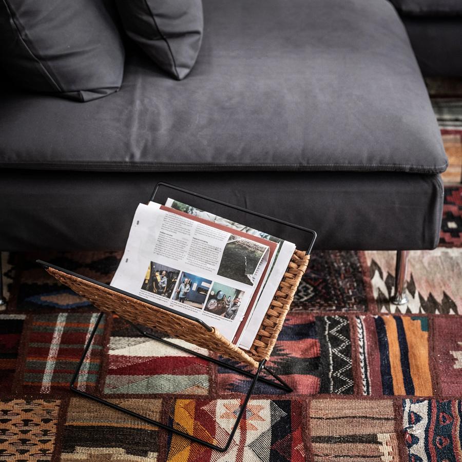 Fabricado en acero y fibras naturales, este revistero en color natural tiene un precio de 10 euros.