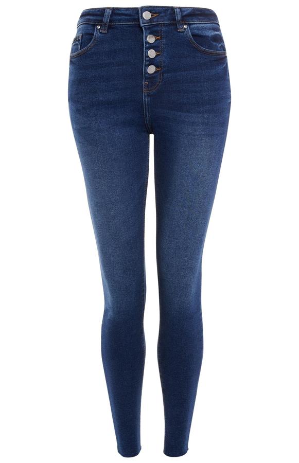 En color azul oscuro, estos vaqueros con los bajos sin rematar y detalle de botones en el cierre son de Primark y tienen un precio de 17 euros.