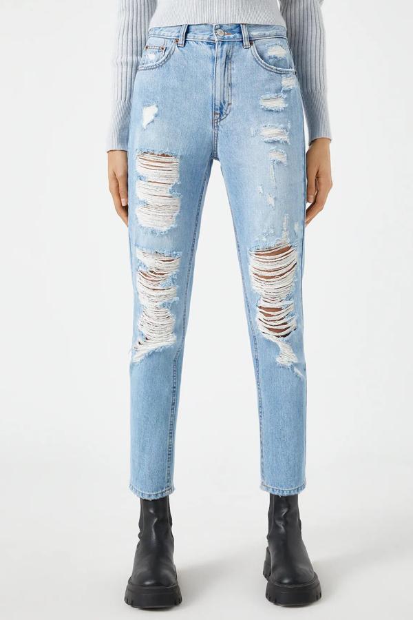 De detalle de grandes rotos en la pernera, este pantalón vaquero confeccionado en 100% algodón es de Pull & Bear y tiene un precio rebajado de 15,99 euros.