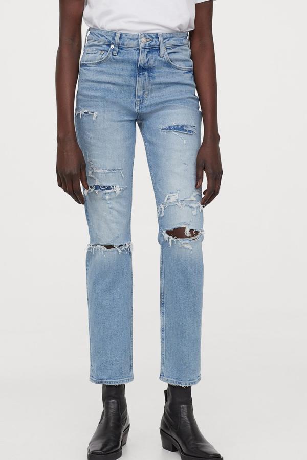En color azul claro, estos pantalones en denim elástico cuentan con talle alto y perneras ajustadas. Son de H&M y tienen un precio rebajado de 17,99 euros.