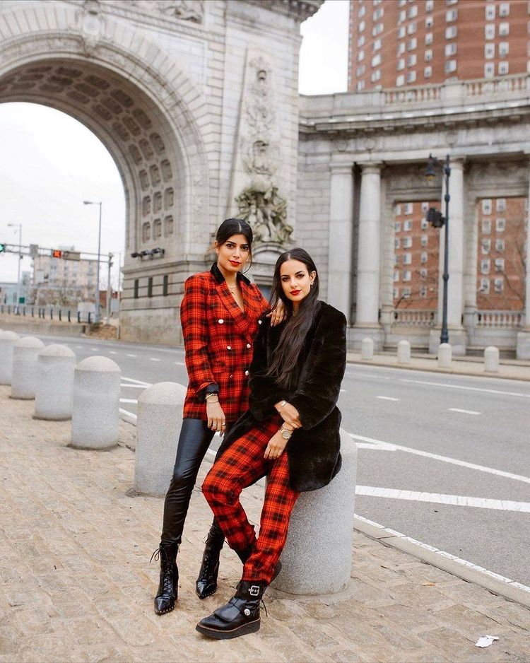 EL TRAJE con mayúsculas de la temporada: este dos piezas com estampado tartán (28 euros la blazer y 16 euros los pantalones) que podrás llevar como ‘total look’ y también por separado.