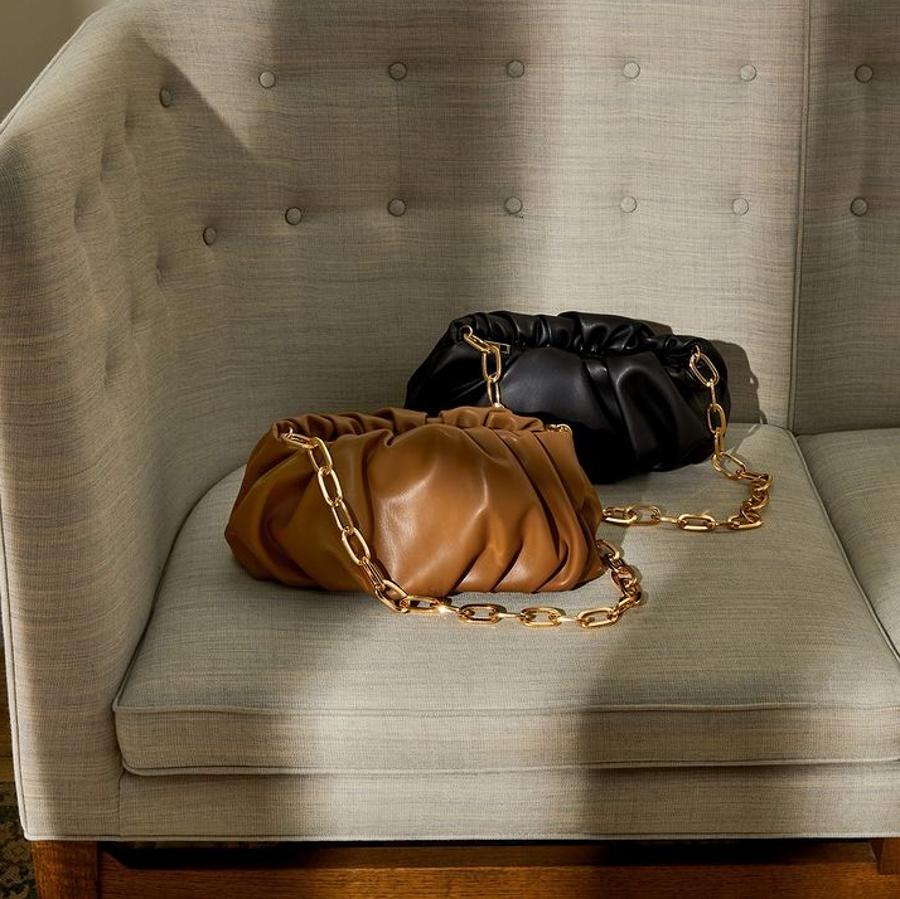 Alguno de  sus bolsos , como esta copia ultra 'low cost' del Chain Pouch de Bottega Veneta que se vende en Primark ¡por 10 euros!