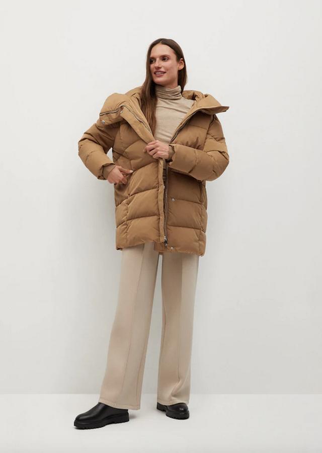 En marrón medio y confeccionada en tejido water-repellent, este anorak relleno de plumón de diseño largo con bolsillos laterales y cierre de cremallera oculta en el frontal es de Mango y de 69,99 euros ha pasado a 59,99 euros. Solo queda en la talla L.