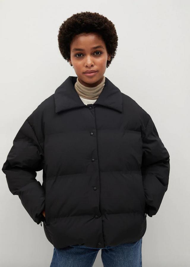 En tejido water-repellent, esta cazadora oversize en diseño corto de Mango viene con cuello de solapa, costura de hombro caída y bolsillos laterales. De 79,99 euros ha pasado a 59,99 euros y está disponible en las tallas L y XL.