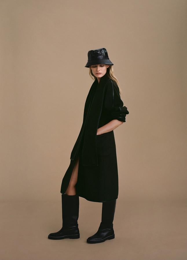 Este abrigo de Mango en color caqui de diseño medio recto oversize viene con lazo desmontable en el cuello, bolsillos laterales y costuras en contraste en negro y efecto piel. Ha pasado de 149,99 euros a 99,99 euros y podemos encontrarlo entre las tallas XS y XL.