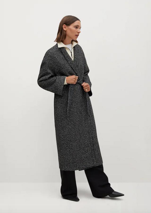 Diseño largo cruzado y oversize para este abrigo en azul noche con cinturón ajustable, forro interior y dos bolsillos laterales de Mango. Está rebajado y de 119 euros ha pasado a costar 79,99 euros. Podemos encontrarlo entre las tallas XS y L.