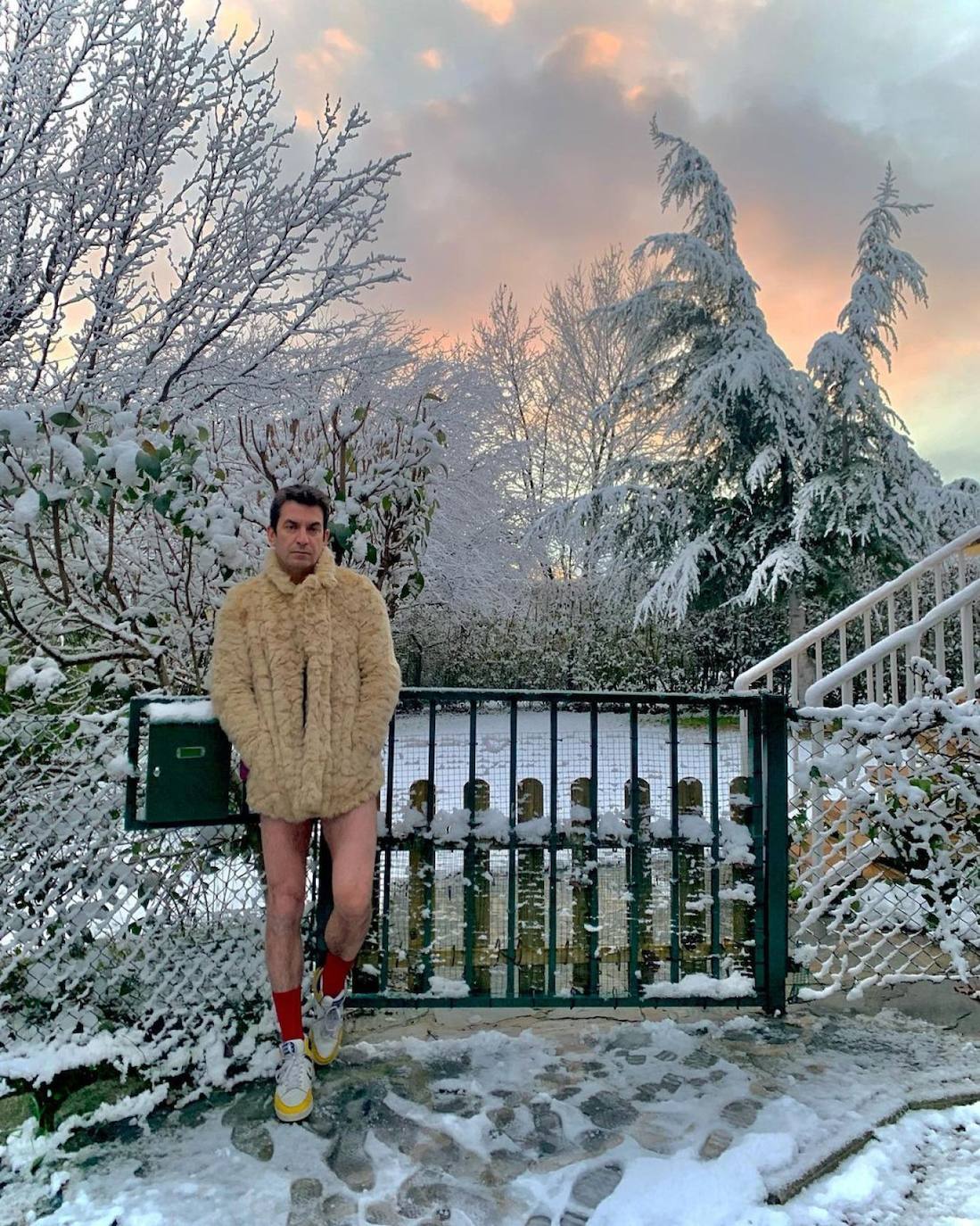 Arturo, metido en el papel de modelo de abrigos, decidió posar con esta prenda y en calcetines. No sabemos si debajo llevaría algo más. Aunque los calcetines los llevaba bien subidos para no pasar tanto frío.