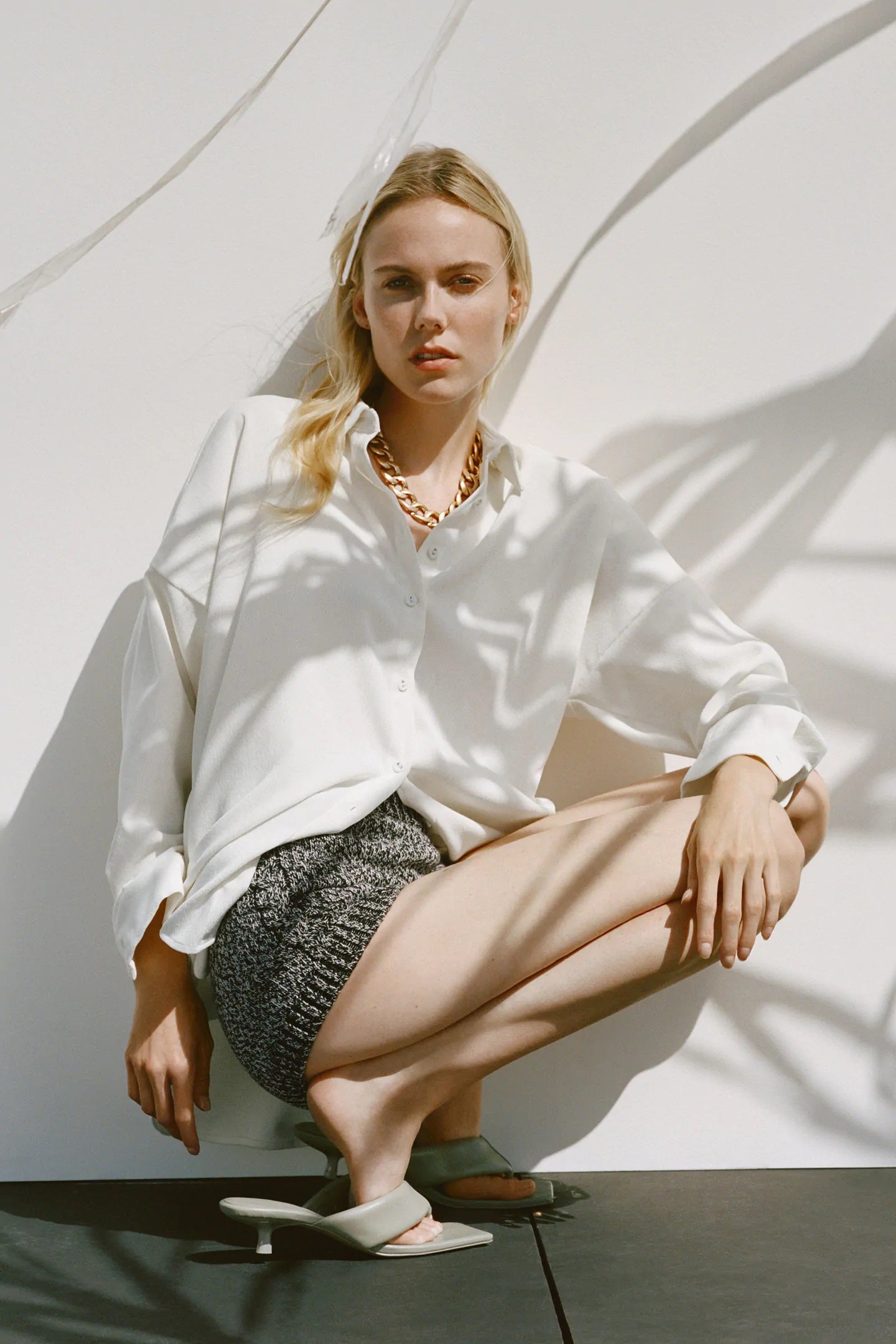 La pana seguirá triunfando entre las tendencias de la primavera 2021. Hazte con esta camisa oversize de pana blanca por 12,99 euros. Un auténtico chollo.