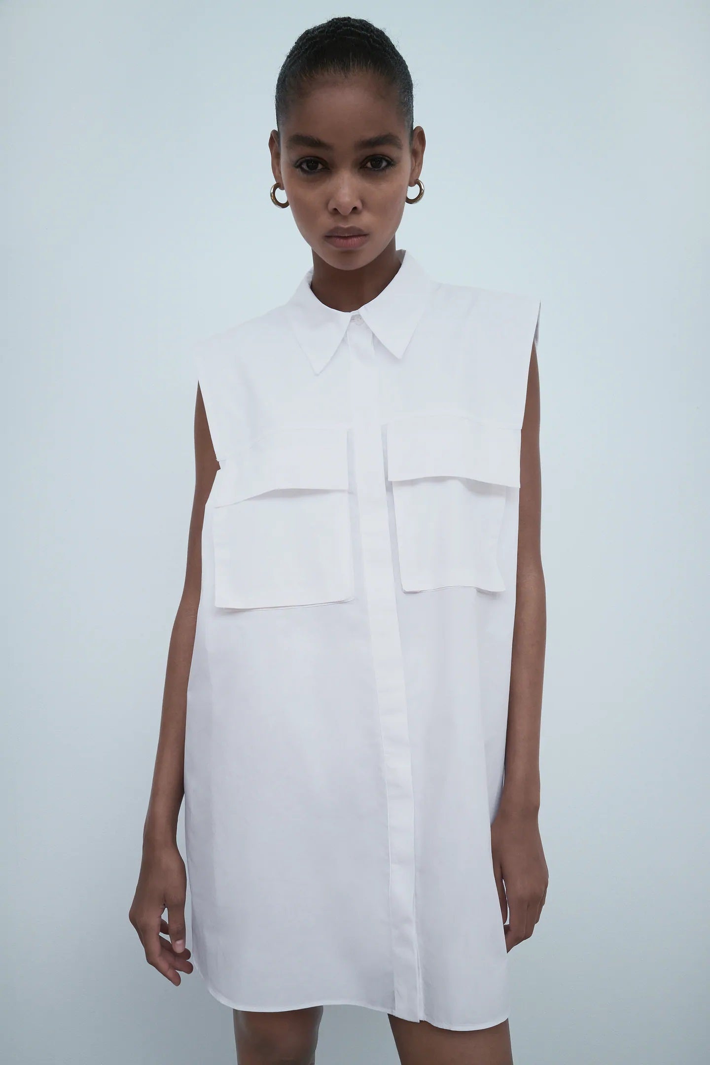 Conviérte la camisa en vestido con este diseño oversize sin mangas que sienta de maravilla. Ahora por 12,99 euros.