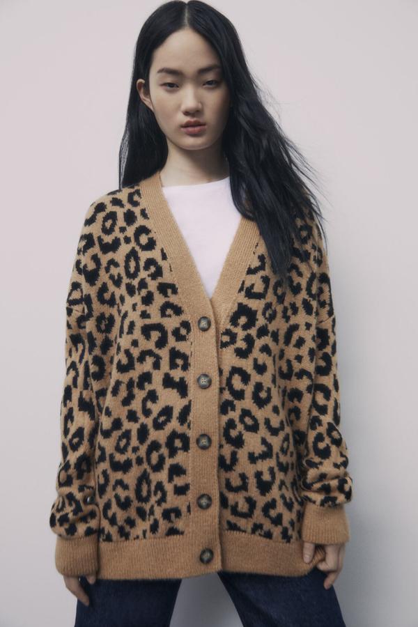 Chaqueta con estampado de leopardo, de Zara (29,95 €).