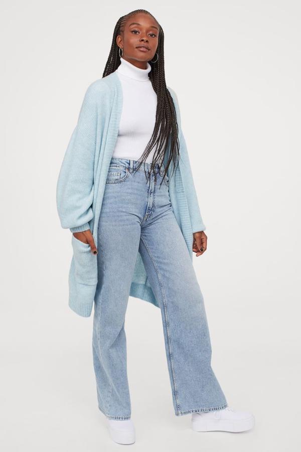 Chaqueta de punto extralarga en tono azul bebé, de H&M (17,99 €).