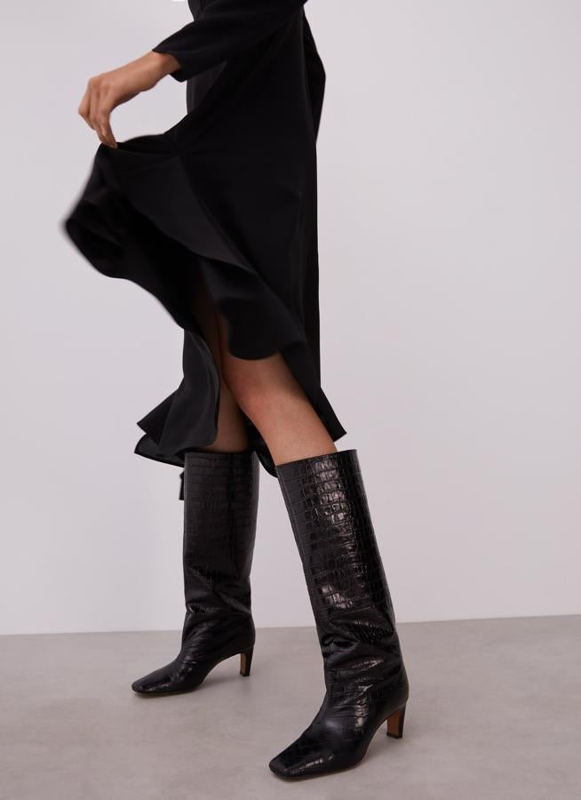 Estas botas efecto piel de cocodrilo y de tacón cómodo pasan de 329 a 149 euros en las segundas rebajas de Adolfo Domínguez.