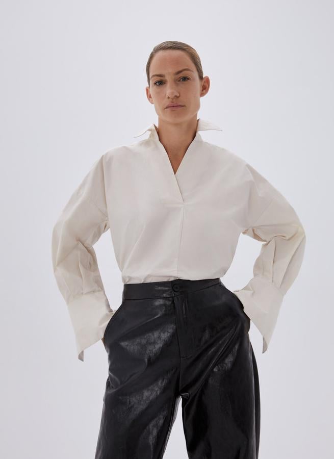 Esta camisa blanca de cuello amplio, mangas con volumen y botones en los puños pasa de 149 a 39 euros en las segundas rebajas de Adolfo Domínguez.