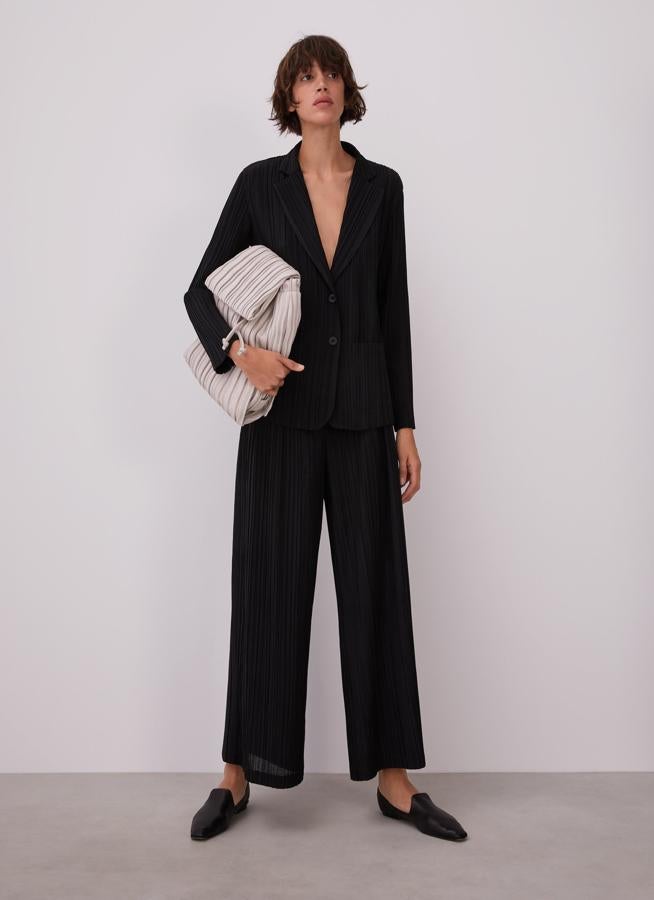Sabemos que la arruga es bella gracias a Adolfo Domínguez, y este traje de crinkle nos lo recuerda. La chaqueta está rebajada de 149 a 99 euros, y el pantalón, de 119 a 79 euros.