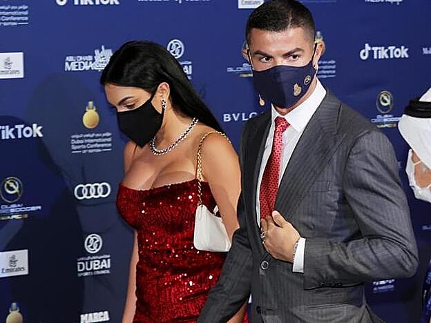Georgina Rodríguez acompañó a Cristiano Ronaldo a una gala de premios deportiva y lució la mascarilla de MO en el acto.