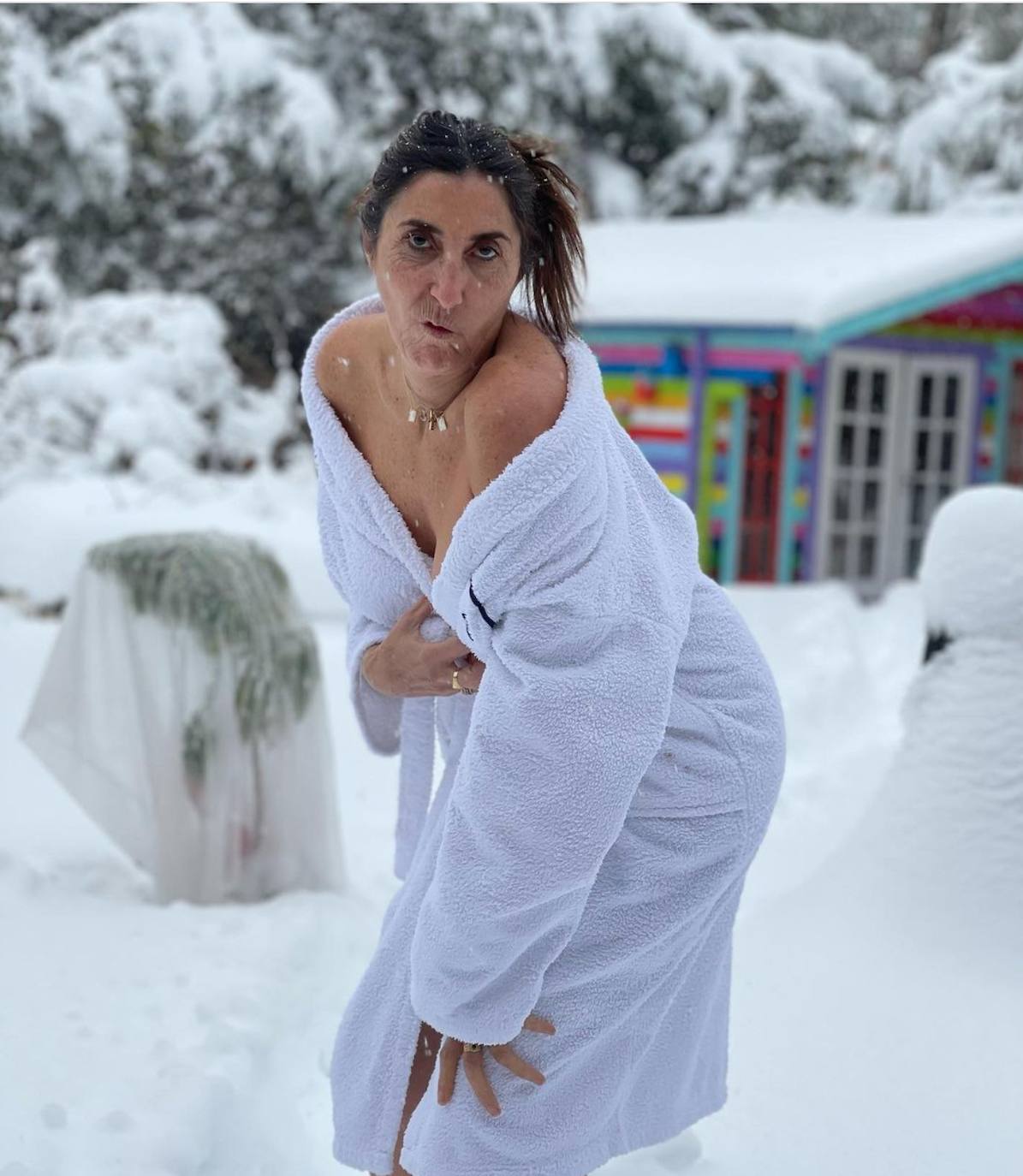 La actriz y presentadora prefirió darle un toque de humor al posado en la nieve. Intentó imitar a Cristina Pedroche, pero siendo, consciente de la situación, decidió hacer lo que mejor sabe y sacar una sonrisa a sus seguidores.
