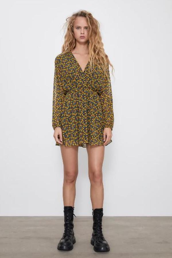 Vestido de flores en tonos mostaza y falda de vuelo.