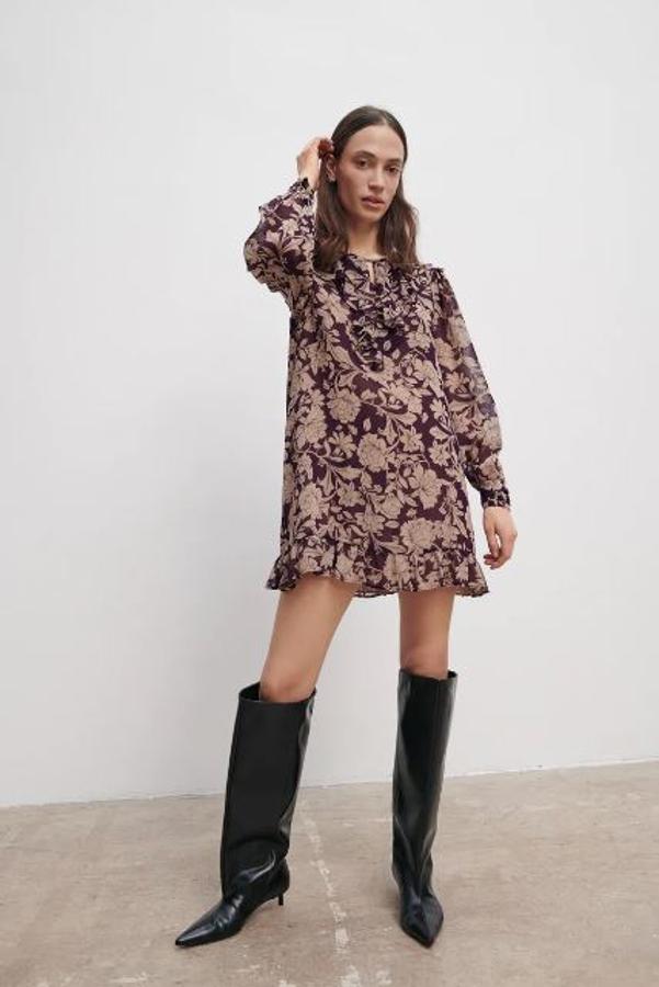 Vestido recto de flores con volantes en el bajo y el escote.