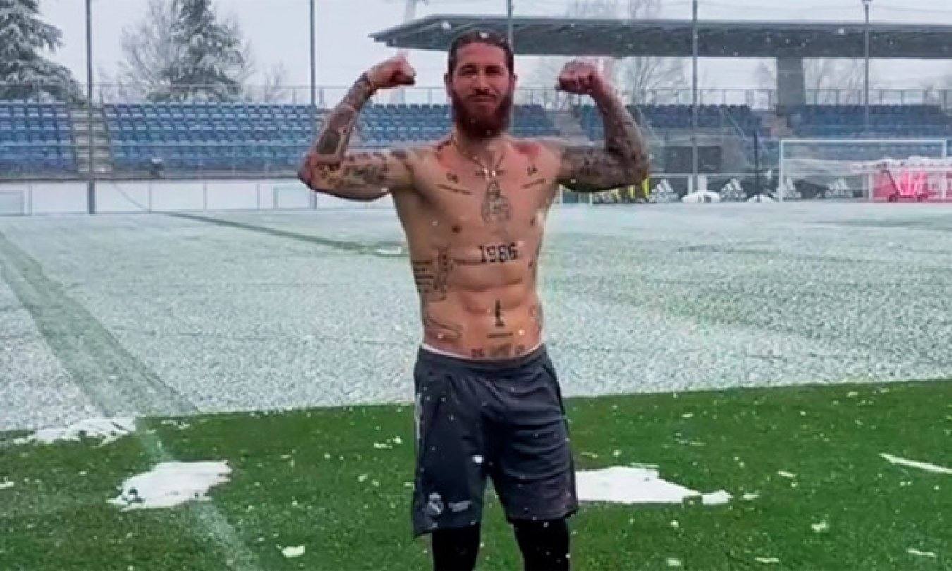 El capitán del Real Madrid no fue de los más atrevidos, pero sí de los más vistos. El futbolista les regaló a sus seguidores esta bonita estampa del campo de fútbol con su torso desnudo.