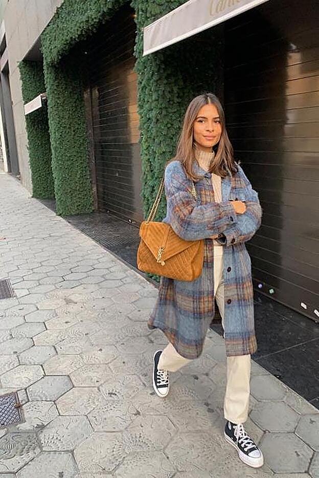 Look con sobrecamisa de cuadros de las rebajas de Zara. Llévala con jersey y pantalón en tonos crema, zapatillas Converse y bolso de ante
