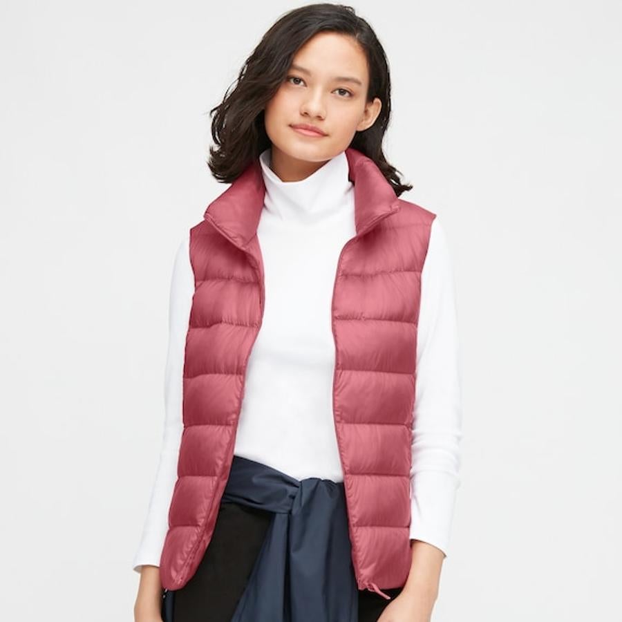 Uniqlo es una de las firmas que más apuesta por esta prenda y en su catálogo podemos encontrar este chaleco de plumas ultraligeras en siete colores diferentes, entre ellos el azul marino, el gris o el marrón. Resistentes al agua, ocupan tan poco que puedes guardarlo en la bolsa que viene a juego. Cuestan 49,90 euros.