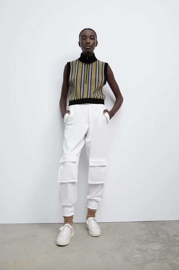 En color blanco, con tiro alto y cintura ajustable con cordones, estos pantalones jogger vienen con bolsillos de plastrón con solapa a la altura se las rodillas y en la espalda, además de dos bolsillos laterales. Con bajos acabados en elástico, cuestan 25,95 euros y estarán disponibles en las tallas S, M y L.