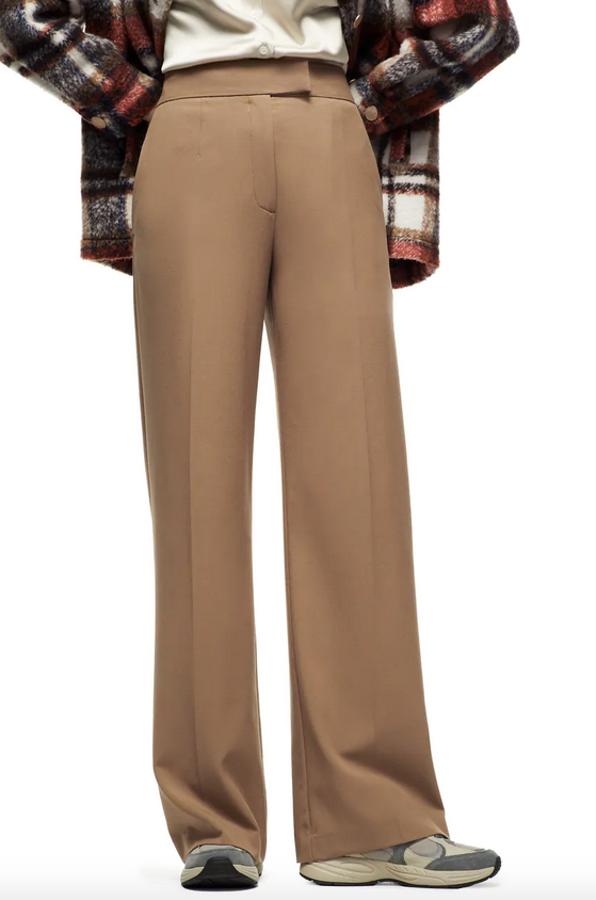 Diseño de perneras anchas para este pantalón en color tostado con bolsillos delanteros ocultos en costura, bolsillo trasero de vivo y cierre frontal con cremallera. Confeccionado con la menos un 50% de poliéster reciclado, cuesta 22,95 euros y podemos encontrarlo entre las tallas XS y XL.