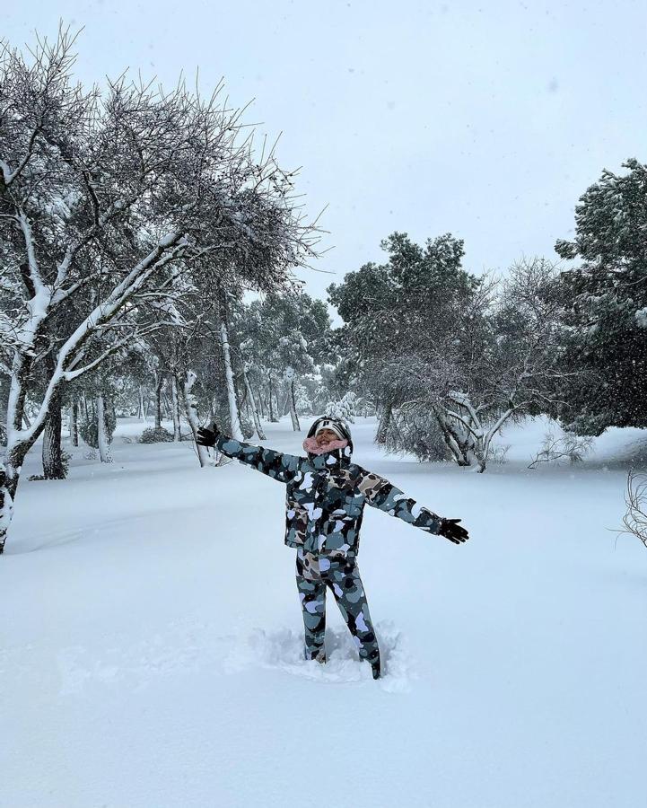 Después de posar desnuda haciendo yoga sobre la nieve, Cristina Pedroche se abrigó con este conjunto de nieve con estampado de camuflaje de Puma.