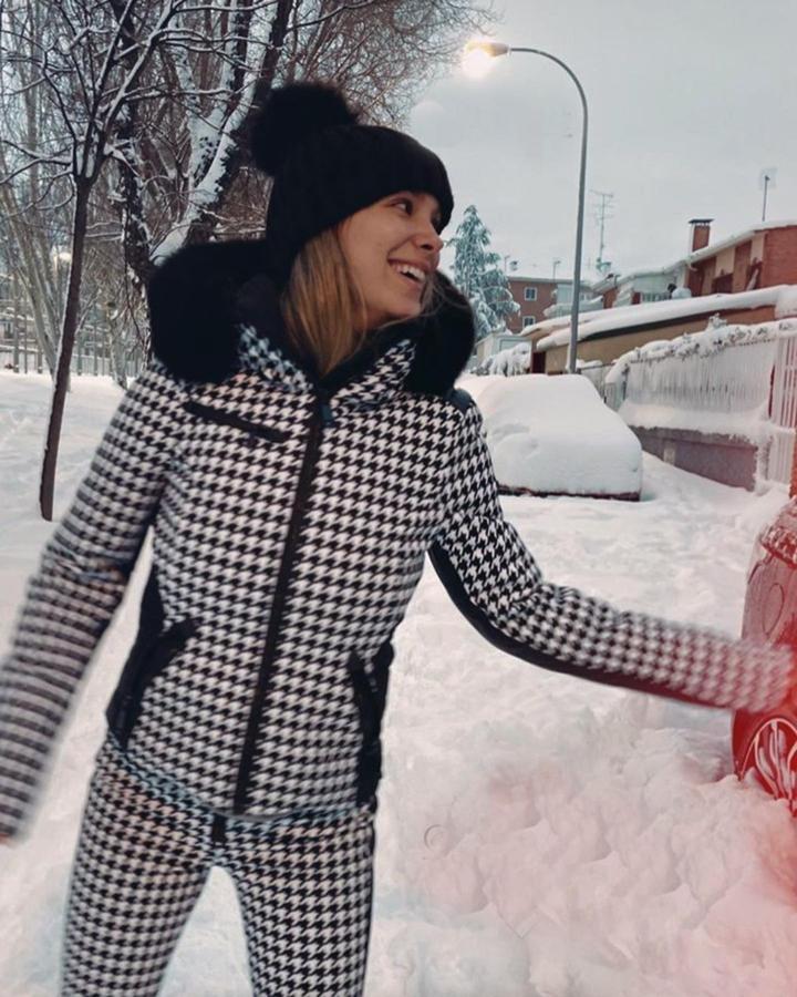 María Pombo, equipada como si estuviera en la estación de esquí, con un bonito conjunto de nieve con estampado pata de gallo de Goldbergh.