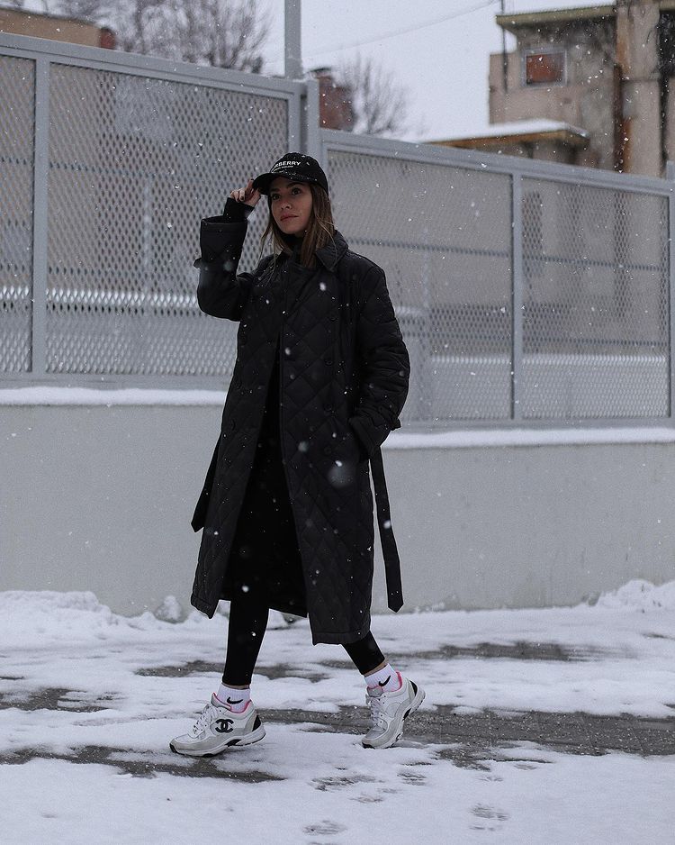 Marta Carriedo, con maxi abrigo acolchado negro de Ragdoll.