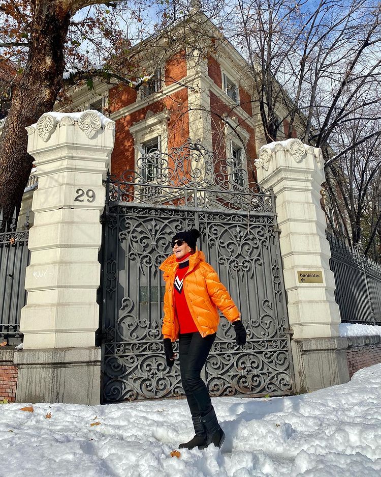 Naty Abascal ha elegido un modelo muy juvenil y colorido: un plumas corto acolchado en color naranja de Perfect Moments Sports.