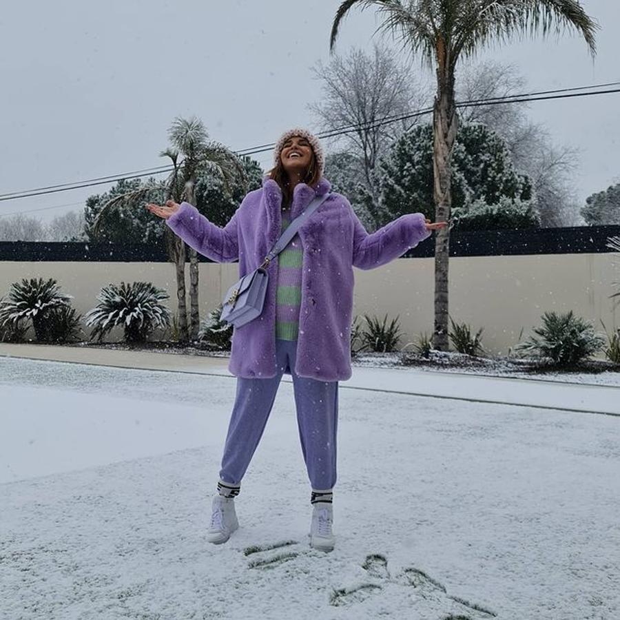 Paula Echevarría prefiere plantar cara al frío de Filomena con un 'teddy bear coat' color lila de Bershka.
