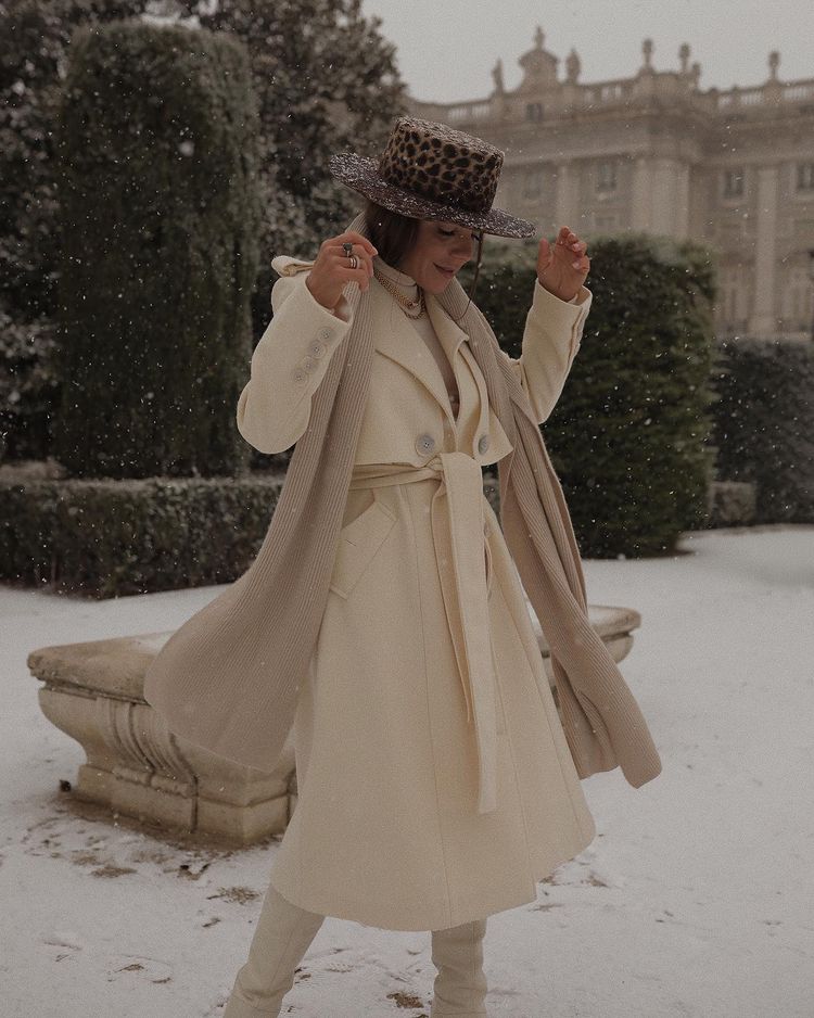 Paula Ordovás derrocha elegancia con un look en color crema y un maravilloso abrigo de lana de Paloma Lajud.
