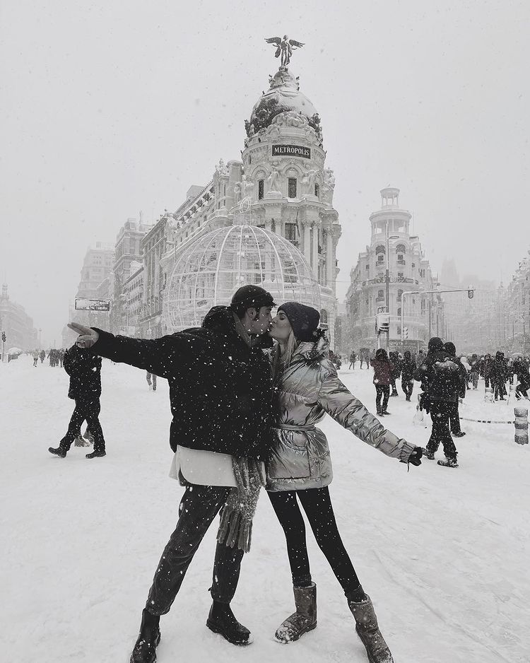 Teresa Andrés Gonzalvo, con un plumas acolchado metalizado con cinturón de Canadian Classics.