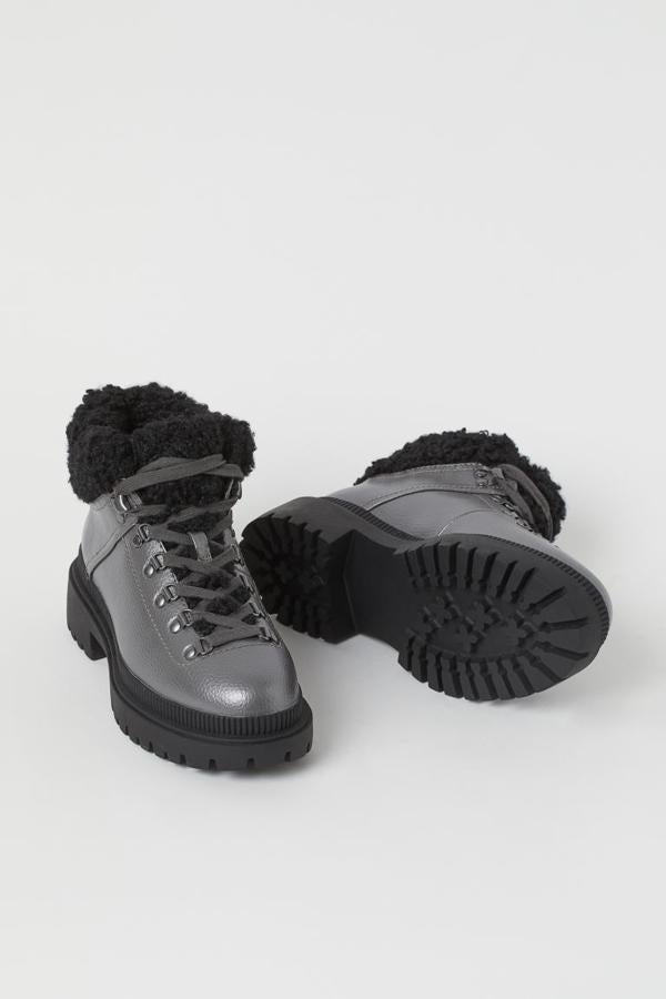 Botas tipo montaña en color metalizado, de H&M (49,99 euros).