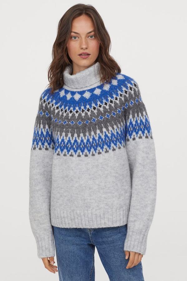 Jersey de lana gris con cuello vuelto y grecas azules, de H&M (34,99 €).
