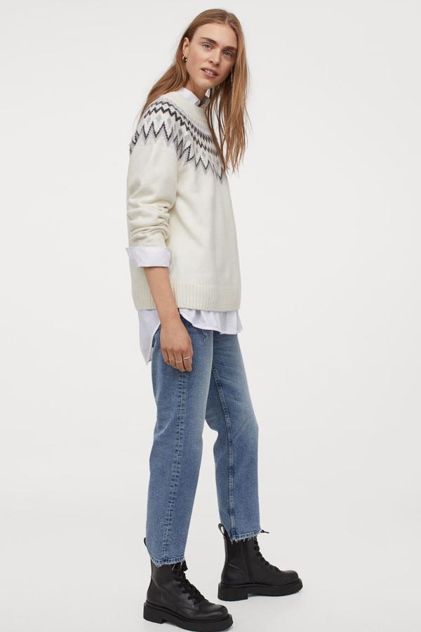 Jersey de lana blanca con grecas negras y grises, de H&M (29,99 €).