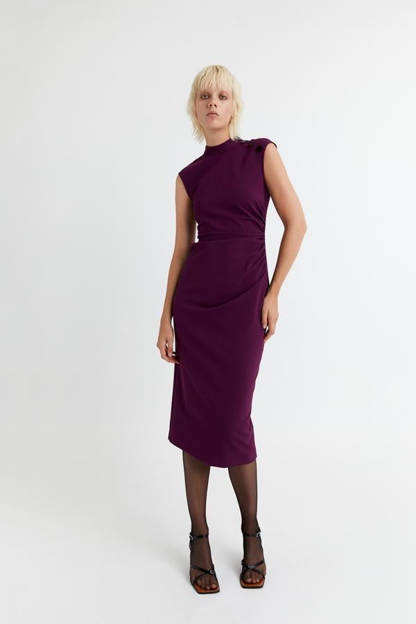 Vestido midi de corte ajustado, sin mangas y cuello subido en color morado. Rebajado de 39,99 a 25,99 euros.