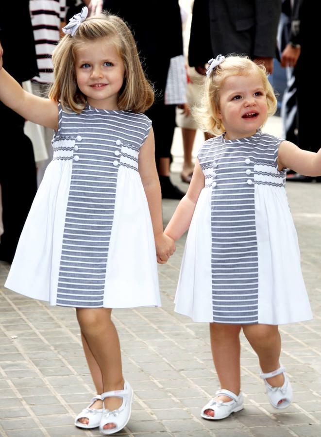 La princesa Leonor y la infanta Sofía asisten a la comunión de sus primos Juan y Pablo Nicolás en Mayo de 2009. Las dos llevaban un vestido y unas sandalias idénticas.