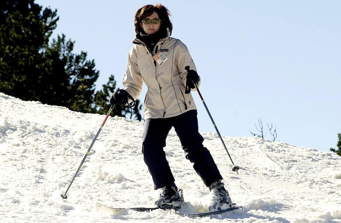 Gran aficionada al esquí, Ana Rosa es fotografiada en 2001 en la estación de esquí de Baqueira Beret. Aprovechando las vacaciones de invierno la presentadora realizó una escapada en la que quedaron claras sus dotes de esquiadora.