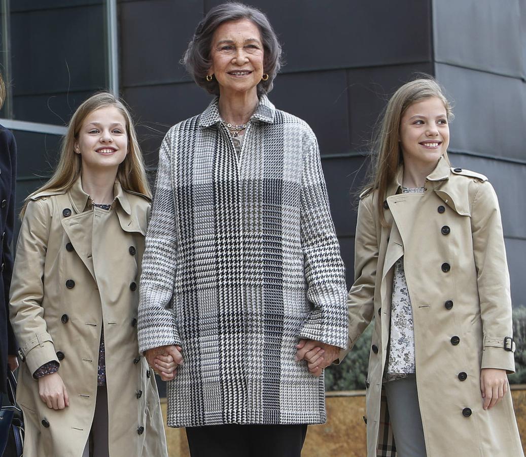 Después de la famosa polémica en Mallorca que protagonizaron con su abuela, aparecieron vestidas pocos días después, en el hospital de La Moraleja con gabardinas marrones y looks muy parecidos.