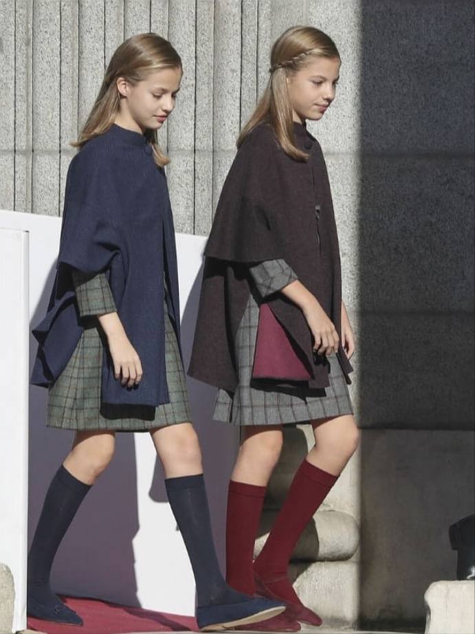 Para la celebración del 40 aniversario de la Constitución optaron por unas capas casi idénticas, y un vestido de cuadros con calcetines altos y bailarinas. Leonor apostaba por tonos rojos y Sofía por azules. Incluso el peinado con trenza y pelo suelto era el mismo.