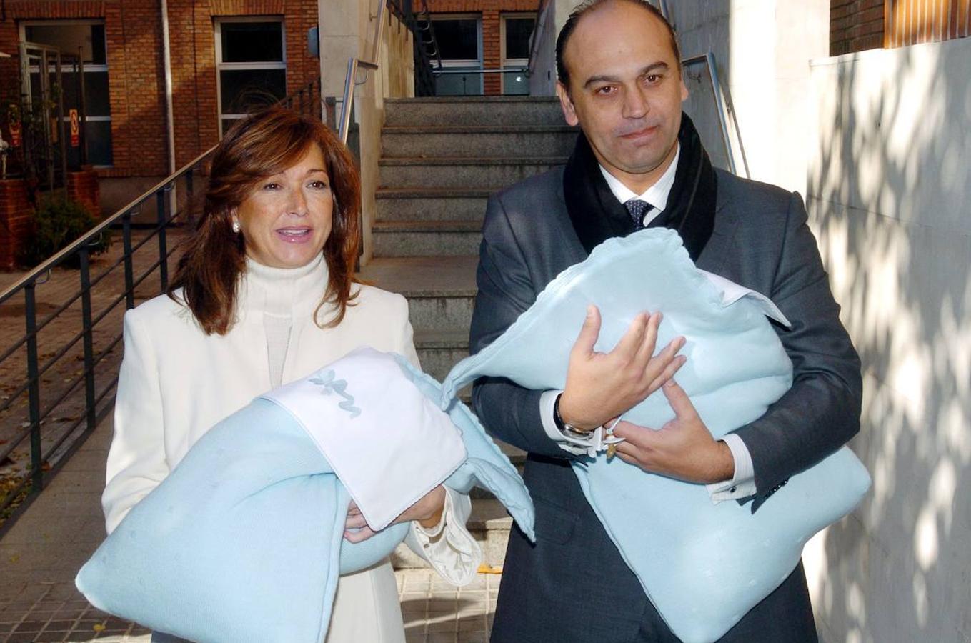 Se convierte en madre por segunda vez a los 48 años de edad. En el 2004 nacen sus hijos gemelos Juan y Jaime, tras una exitosa cesarea.