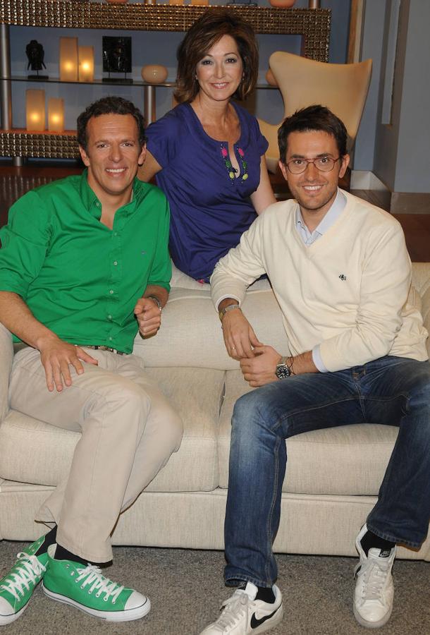 A lo largo de estos 16 años de programa, Ana Rosa ha estado siempre bien acompañada por sus compañeros Maxim Huerta y Joaquin Prat. En la foto, los tres sentados en el plató del año 2009