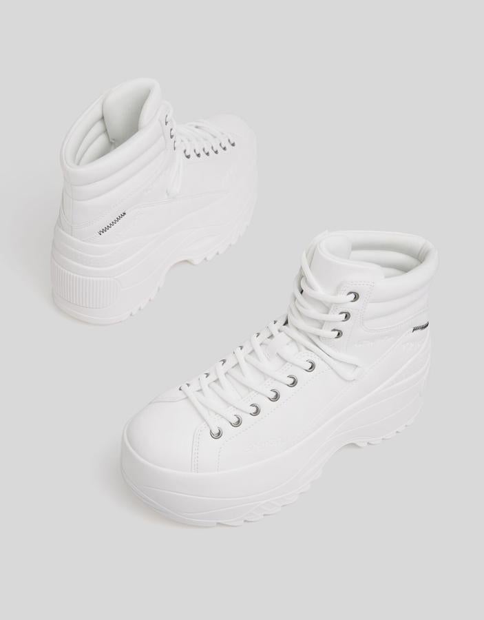 Con plataforma XL ligera y detalles acolchados en el tobillo, estas zapatillas abotinadas de Bershka en color blanco con plataforma de seis centímetros y cordones a tono están rebajadas y de 39,99 euros has pasado a costar 25,99 euros. Están disponibles entre los números 37 y 40 y en el 35.