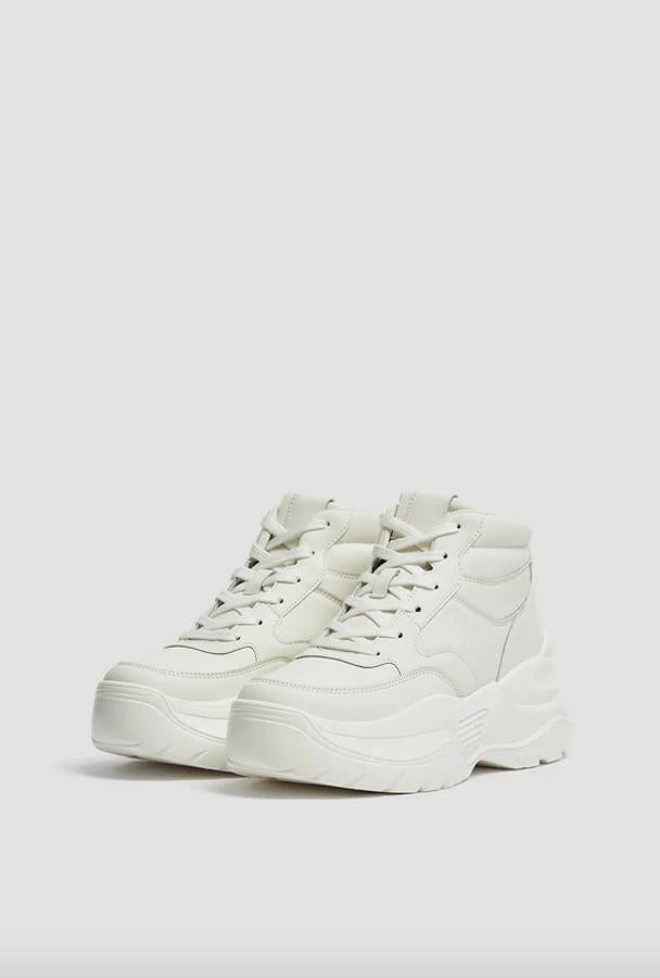 En combinación de materiales y cierre mediante cordones con detalle interior forrado, estos botines deportivos de Pull&Bear vienen con suela tipo track de seis centímetros. Están rebajados y de 35,99 euros ha pasado a 19,99 euros, entre los números 36 y 41.