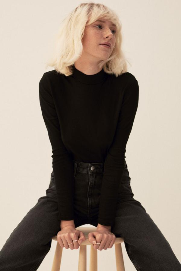 Este body entallado en punto elástico de canalé de algodón con cuello elevado de doble capa y manga larga ceñida podemos encontrarlo en crudo, beige y negro entre las tallas XS y XXL por 7,99 euros.