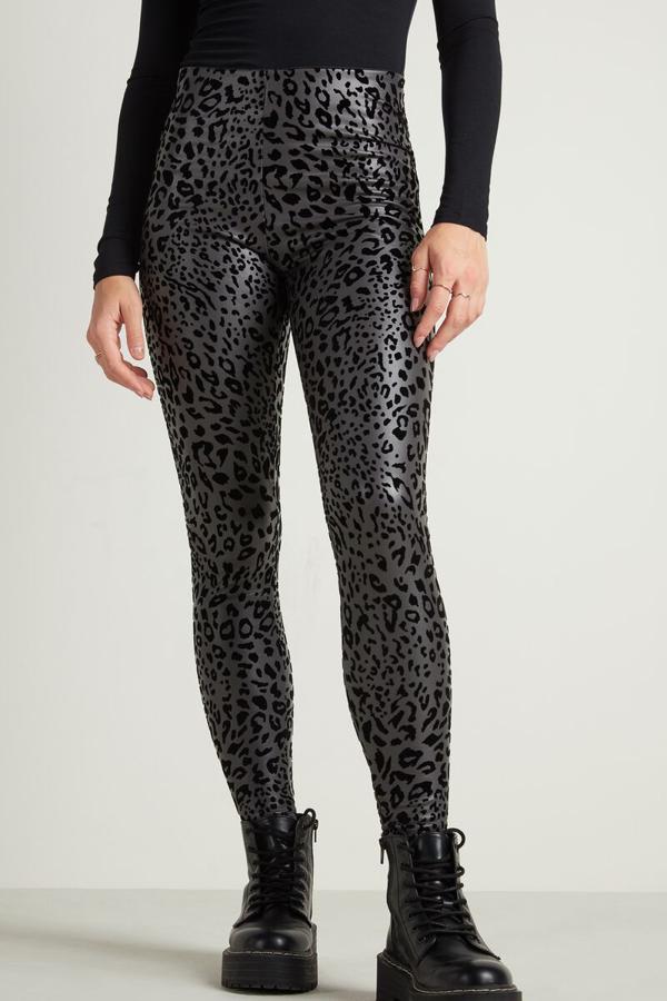 Con estampado de leopardo en relieve y color negro sobre fondo gris oscuro, estos leggings de polipiel térmico con corte ceñido son de Tezenis, cuestan 16,99 euros y están disponibles en las tallas S y M.