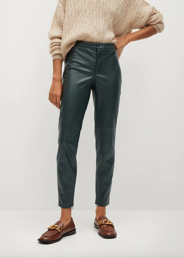 De corte skinny y tiro medio, estos pantalones de pitillo en efecto piel de Mango en verde oscuro vienen con cierre de cremallera y botón y bolsillo de ribete en la espalda. Cuesta 25,99 euros y está disponible entre las tallas XS y XL.